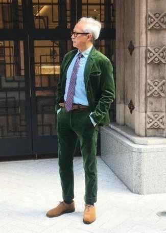 С чем носить темно-зеленый костюм лето: Несмотря на то, что этот лук выглядит достаточно сдержанно, дуэт темно-зеленого костюма и голубой классической рубашки является постоянным выбором стильных мужчин, пленяя при этом дамские сердца. Весьма уместно здесь будут выглядеть табачные замшевые оксфорды. Не стоит сбрасывать со счетов такой лук, особенно в жаркий солнечный день.