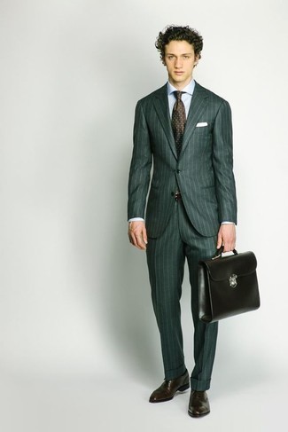 С чем носить темно-коричневый галстук в горошек в 20 лет мужчине в теплую погоду в деловом стиле: Темно-зеленый костюм и темно-коричневый галстук в горошек позволят составить элегантный мужской лук. Выбирая обувь, можно немного пофантазировать и дополнить образ темно-коричневыми кожаными оксфордами.