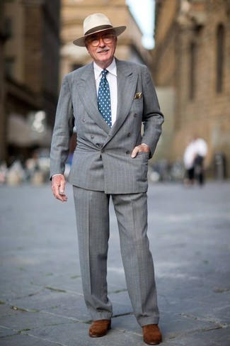 С чем носить синий галстук в горошек мужчине: Серый костюм в вертикальную полоску выглядит прекрасно в тандеме с синим галстуком в горошек. Вкупе с этим луком стильно будут смотреться коричневые замшевые оксфорды.