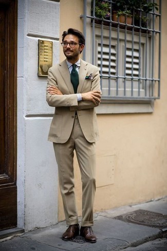 Модный лук: светло-коричневый костюм, бело-темно-синяя классическая рубашка в вертикальную полоску, темно-коричневые кожаные оксфорды, темно-зеленый галстук