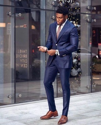 С чем носить коричневый галстук в 30 лет мужчине в теплую погоду в деловом стиле: Сочетание темно-синего костюма в вертикальную полоску и коричневого галстука поможет создать модный классический образ. Если сочетание несочетаемого привлекает тебя не меньше, чем проверенная классика, дополни свой лук коричневыми кожаными оксфордами.
