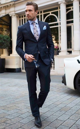 С чем носить черные солнцезащитные очки мужчине в деловом стиле: Темно-синий костюм в паре с черными солнцезащитными очками — классный вариант для воплощения мужского образа в элегантно-деловом стиле. Сыграй на контрасте, выбрав в качестве обуви черные кожаные оксфорды.