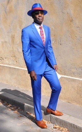 С чем носить темно-синюю шерстяную шляпу мужчине в деловом стиле: Синий костюм и темно-синяя шерстяная шляпа — неотъемлемые вещи в арсенале мужчин с превосходным вкусом в одежде. Если ты любишь смешивать в своих ансамблях разные стили, из обуви можешь надеть табачные кожаные оксфорды.