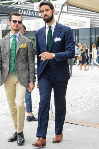 С чем носить темно-зеленый галстук в 30 лет мужчине: Комбо из темно-синего костюма и темно-зеленого галстука поможет создать эффектный мужской лук. Ты можешь легко приспособить такой ансамбль к повседневным условиям городской жизни, закончив его коричневыми кожаными оксфордами.