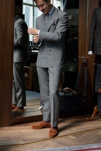 С чем носить табачные замшевые оксфорды в 30 лет: Сочетание серого костюма и белой классической рубашки — замечательный пример строгого делового стиля. Что касается обуви, табачные замшевые оксфорды — наиболее достойный вариант.