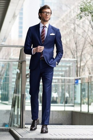 С чем носить темно-коричневые носки в 30 лет мужчине в деловом стиле: Темно-синий костюм и темно-коричневые носки — необходимые вещи в гардеробе джентльменов с отменным вкусом в одежде. Теперь почему бы не добавить в этот образ на каждый день немного стильной строгости с помощью темно-коричневых кожаных оксфордов?