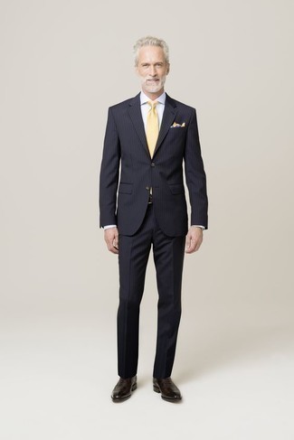 С чем носить желтый галстук за 50 лет мужчине в теплую погоду в деловом стиле: Несмотря на то, что этот ансамбль довольно-таки классический, сочетание темно-синего костюма в вертикальную полоску и желтого галстука всегда будет нравиться стильным молодым людям, непременно покоряя при этом сердца прекрасных дам. Чтобы добавить в образ толику легкости , на ноги можно надеть темно-коричневые кожаные оксфорды.