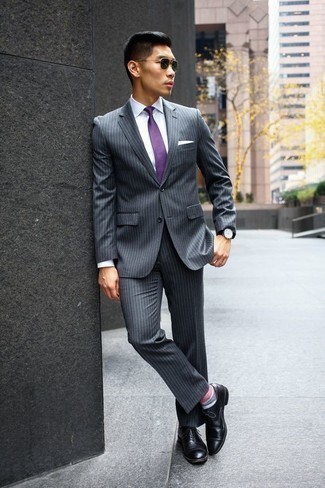 С чем носить пурпурный галстук мужчине лето в деловом стиле: Комбо из серого костюма в вертикальную полоску и пурпурного галстука поможет воссоздать строгий деловой стиль. Этот образ прекрасно дополнят черные кожаные оксфорды. Такой ансамбль обеспечит тебе свободу движений в настоящую жару.