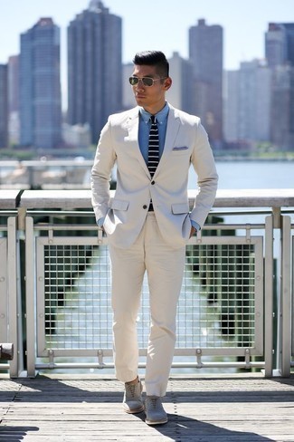 Модный лук: белый костюм, голубая классическая рубашка из шамбре, серые замшевые оксфорды, темно-сине-белый галстук в горизонтальную полоску