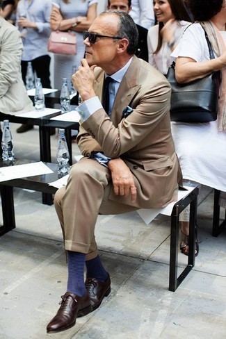 С чем носить синие носки в горизонтальную полоску за 50 лет мужчине: Светло-коричневый костюм и синие носки в горизонтальную полоску — хороший ансамбль, если ты ищешь лёгкий, но в то же время стильный мужской ансамбль. Любители экспериментировать могут завершить лук темно-коричневыми кожаными оксфордами, тем самым добавив в него чуточку изысканности.