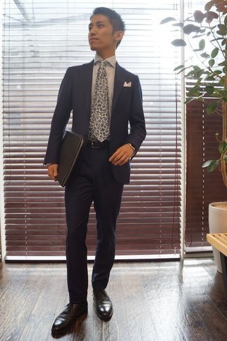 С чем носить белый галстук с "огурцами" в 20 лет мужчине лето: Несмотря на то, что этот образ кажется весьма выдержанным, тандем темно-синего костюма и белого галстука с "огурцами" является неизменным выбором стильных мужчин, неминуемо покоряя при этом сердца прекрасных дам. Если сочетание несочетаемого привлекает тебя не меньше, чем безвременная классика, дополни этот образ черными кожаными оксфордами. В такой одежде будет очень удобно, когда за окном невозможный зной.