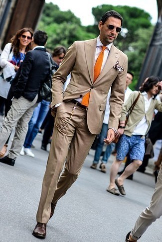 С чем носить оранжевый галстук за 40 лет мужчине в теплую погоду: Сочетание светло-коричневого костюма и оранжевого галстука смотрится очень мужественно и элегантно. Если сочетание несочетаемого импонирует тебе не меньше, чем безвременная классика, дополни свой ансамбль темно-коричневыми кожаными оксфордами.