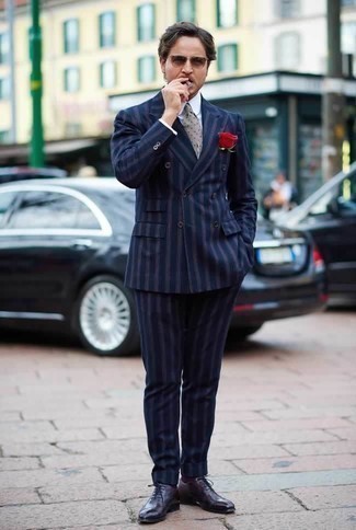 С чем носить оксфорды за 40 лет: Темно-синий костюм в вертикальную полоску в сочетании с белой классической рубашкой поможет исполнить изысканный мужской стиль. Что до обуви, оксфорды — самый целесообразный вариант.