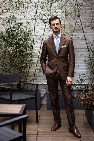 Модный лук: коричневый костюм, белая классическая рубашка, коричневые кожаные оксфорды, голубой галстук