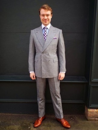 С чем носить темно-пурпурный галстук в 30 лет мужчине в деловом стиле: Серый костюм и темно-пурпурный галстук помогут создать изысканный мужской образ. Если сочетание несочетаемого импонирует тебе не меньше, чем безвременная классика, дополни этот лук табачными кожаными оксфордами.