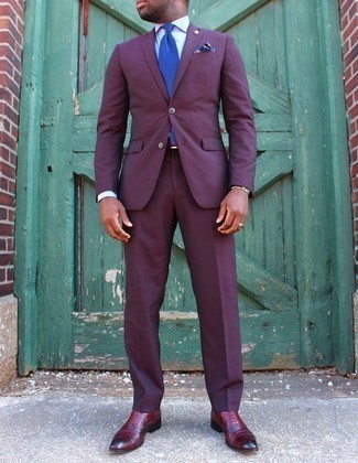 С чем носить синий галстук мужчине: Пурпурный костюм и синий галстук — отличный ансамбль для светского мероприятия. Темно-красные кожаные оксфорды создадут легкое настроение.