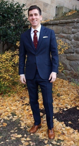 С чем носить темно-красный галстук с принтом мужчине в деловом стиле: Темно-синий костюм в паре с темно-красным галстуком с принтом поможет создать модный и мужественный образ. Почему бы не добавить в этот образ толику легкости с помощью коричневых кожаных оксфордов?