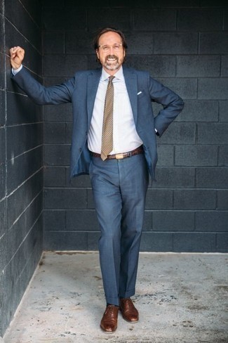 С чем носить темно-коричневый галстук за 50 лет мужчине в деловом стиле: Комбо из синего костюма и темно-коричневого галстука поможет составить стильный и привлекательный образ. В паре с коричневыми кожаными оксфордами весь ансамбль смотрится очень динамично.