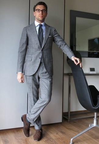 С чем носить темно-сине-белый галстук с принтом в 30 лет мужчине: Сочетание серого костюма в клетку и темно-сине-белого галстука с принтом — превосходный пример строгого делового стиля. Если говорить об обуви, темно-коричневые замшевые оксфорды будут великолепным выбором.