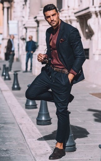 С чем носить темно-красный шелковый нагрудный платок: Тандем темно-синего костюма в вертикальную полоску и темно-красного шелкового нагрудного платка позволит реализовать в твоем образе городской стиль современного джентльмена. Если тебе нравится соединять в своих луках разные стили, на ноги можно надеть черные кожаные оксфорды.