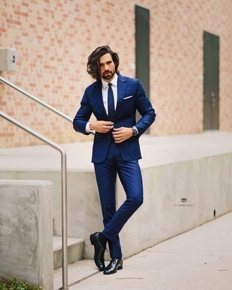 Какие классические рубашки носить с синим костюмом в теплую погоду: Синий костюм и классическая рубашка — прекрасный пример элегантного мужского стиля. В сочетании с этим образом органично смотрятся черные кожаные оксфорды.