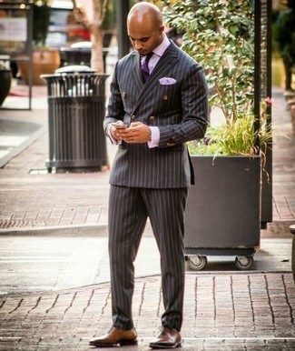 Модный лук: темно-серый костюм в вертикальную полоску, светло-фиолетовая классическая рубашка в клетку, коричневые кожаные оксфорды, фиолетовый галстук