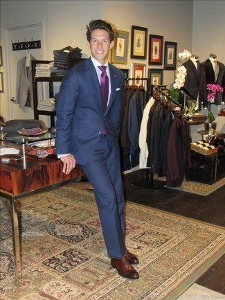 С чем носить темно-пурпурный галстук мужчине в теплую погоду в деловом стиле: Сочетание темно-синего костюма и темно-пурпурного галстука — великолепный пример делового городского стиля. Создать стильный контраст с остальными вещами из этого лука помогут коричневые кожаные оксфорды.