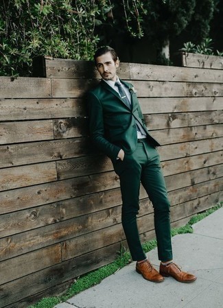 С чем носить темно-зеленый костюм: Темно-зеленый костюм и белая классическая рубашка помогут создать элегантный мужской образ. Вместе с этим ансамблем органично выглядят табачные кожаные оксфорды.