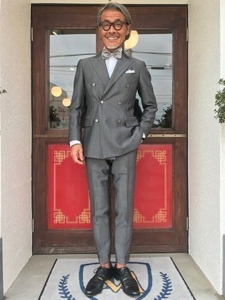С чем носить серебряный галстук-бабочку мужчине: Если ты любишь выглядеть стильно, и при этом чувствовать себя комфортно и расслабленно, тебе стоит попробовать это сочетание серого костюма и серебряного галстука-бабочки. Любители экспериментировать могут закончить ансамбль черными кожаными оксфордами, тем самым добавив в него немного строгости.
