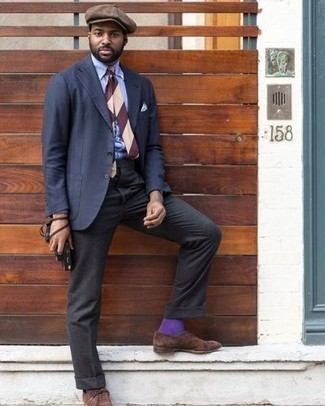 С чем носить фиолетовые носки мужчине весна: Если ты любишь смотреться с иголочки, чувствуя себя при этом комфортно и уверенно, стоит попробовать это сочетание темно-синего костюма и фиолетовых носков. В сочетании с коричневыми замшевыми оксфордами такой лук смотрится особенно выгодно. Когда наступает весна, всегда хочется выглядеть необычно и приятно для дамского пола. Подобный ансамбль уж точно поможет достичь желанной цели.