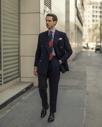 С чем носить темно-красный галстук в горизонтальную полоску в 30 лет мужчине: Для создания элегантного вечернего ансамбля чудесно подойдет темно-синий костюм и темно-красный галстук в горизонтальную полоску. Если сочетание несочетаемого импонирует тебе не меньше, чем безвременная классика, закончи этот образ черными кожаными оксфордами.