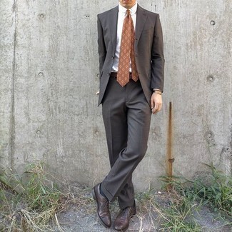 С чем носить темно-коричневый галстук с принтом в 20 лет мужчине: Комбо из темно-серого костюма и темно-коричневого галстука с принтом — образец строгого мужского стиля. Такой ансамбль несложно адаптировать к повседневным нуждам, если дополнить его темно-коричневыми кожаными оксфордами.