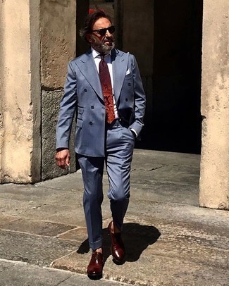 С чем носить темно-красные туфли за 50 лет мужчине лето в деловом стиле: Комбо из синего костюма и белой классической рубашки — превосходный пример строгого делового стиля. Весьма гармонично здесь смотрятся темно-красные туфли. Как нам кажется, это крайне удобное и простое сочетание для летнего сезона.