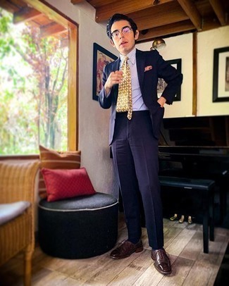 С чем носить горчичный галстук с принтом мужчине: Темно-синий костюм и горчичный галстук с принтом — воплощение строгого мужского стиля. Любишь смелые решения? Можешь дополнить свой образ темно-коричневыми кожаными оксфордами.