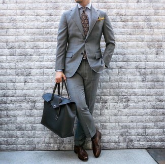 С чем носить темно-коричневый галстук с принтом в 30 лет мужчине в деловом стиле: Несмотря на то, что это довольно-таки сдержанный лук, дуэт серого костюма и темно-коричневого галстука с принтом всегда будет нравиться стильным мужчинам, неминуемо пленяя при этом дамские сердца. Если сочетание несочетаемого привлекает тебя не меньше, чем безвременная классика, дополни этот образ темно-коричневыми кожаными оксфордами.