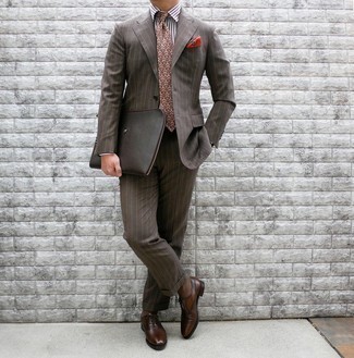 С чем носить светло-коричневый галстук мужчине в деловом стиле: Для воплощения элегантного вечернего образа великолепно подойдет темно-коричневый костюм в вертикальную полоску и светло-коричневый галстук. Если тебе нравится более практичная обувь, лучше остановить свой выбор на темно-коричневых кожаных оксфордах.