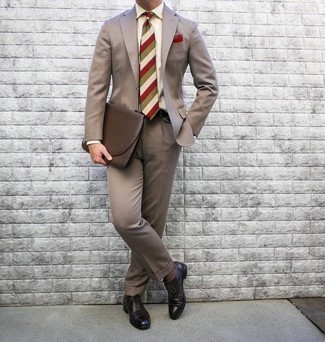 С чем носить разноцветный галстук в горизонтальную полоску мужчине: Светло-коричневый костюм и разноцветный галстук в горизонтальную полоску — превосходный пример строгого мужского стиля в одежде. Чтобы привнести в лук толику легкой небрежности , на ноги можно надеть темно-красные кожаные оксфорды.