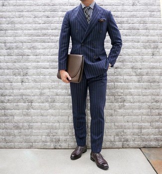 С чем носить темно-коричневый галстук мужчине в теплую погоду в деловом стиле: Сочетание темно-синего костюма в вертикальную полоску и темно-коричневого галстука поможет создать стильный классический образ. Если сочетание несочетаемого импонирует тебе не меньше, чем проверенная классика, закончи свой наряд темно-красными кожаными оксфордами.