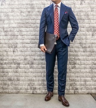 С чем носить красно-белый галстук мужчине: Темно-синий костюм и красно-белый галстук — превосходный пример элегантного стиля. Создать интересный контраст с остальными элементами этого образа помогут темно-коричневые кожаные оксфорды.