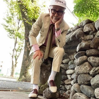 С чем носить носки за 60 лет мужчине в деловом стиле: Дуэт бежевого костюма и носков — замечательный пример современного городского стиля. В тандеме с коричневыми кожаными оксфордами такой образ смотрится особенно выигрышно.