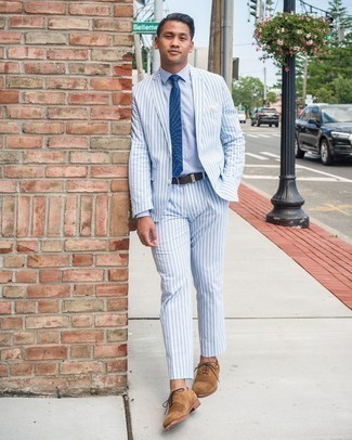 С чем носить темно-сине-белый галстук в 20 лет мужчине в деловом стиле: Голубой костюм из жатого хлопка в вертикальную полоску в паре с темно-сине-белым галстуком позволит создать стильный классический лук. Незаурядные мужчины завершат образ светло-коричневыми замшевыми оксфордами.