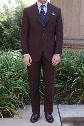 Модный лук: темно-коричневый костюм, белая классическая рубашка в вертикальную полоску, темно-красные кожаные оксфорды, темно-сине-белый галстук в горошек