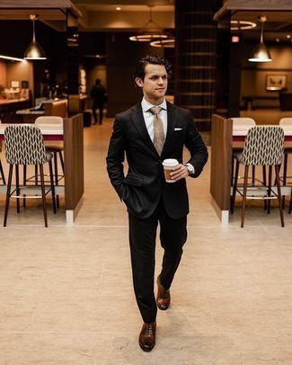 С чем носить светло-коричневый галстук в 30 лет мужчине в деловом стиле: Комбо из черного костюма и светло-коричневого галстука поможет создать модный и привлекательный образ. Заверши лук коричневыми кожаными оксфордами, если боишься, что он получится слишком консервативным.