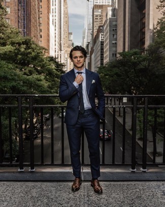 С чем носить темно-синий галстук мужчине: Темно-синий костюм в паре с темно-синим галстуком позволит примерить на себя элегантный стиль. Чтобы лук не казался нарочито продуманным, подумай о контрастных деталях: коричневых кожаных оксфордах.
