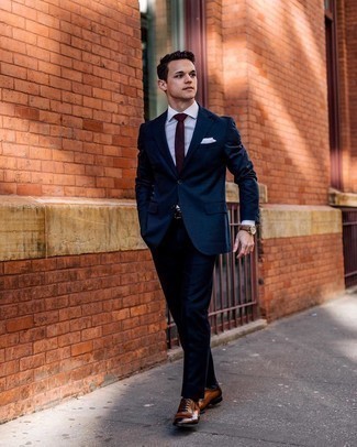 С чем носить красный галстук в клетку мужчине: Комбо из темно-синего костюма и красного галстука в клетку — прекрасный пример строгого делового стиля. Чтобы лук не получился слишком претенциозным, можно надеть коричневые кожаные оксфорды.