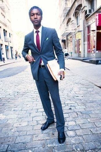 С чем носить пурпурный галстук мужчине в деловом стиле: Синий костюм в сочетании с пурпурным галстуком поможет создать стильный и утонченный образ. Черные кожаные оксфорды позволят сделать ансамбль не таким официальным.