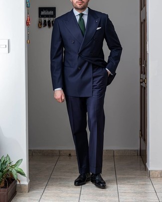 С чем носить темно-зеленый галстук в 30 лет мужчине: Темно-синий костюм и темно-зеленый галстук — замечательный пример элегантного стиля. Любишь дерзкие решения? Тогда закончи свой образ черными кожаными оксфордами.