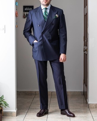 С чем носить темно-зеленый галстук в 30 лет мужчине в теплую погоду: Темно-синий костюм и темно-зеленый галстук — чудесный пример изысканного мужского стиля. Любители незаезженных сочетаний могут закончить образ темно-коричневыми кожаными оксфордами.