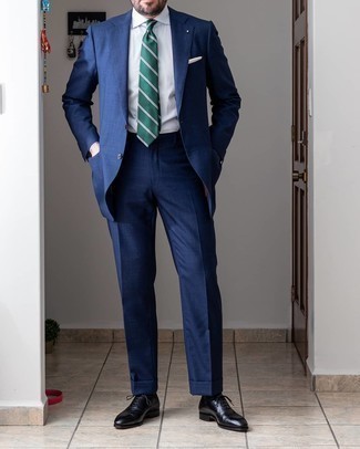 С чем носить темно-бирюзовый галстук в горизонтальную полоску в 30 лет мужчине в теплую погоду в деловом стиле: Сочетание темно-синего костюма и темно-бирюзового галстука в горизонтальную полоску поможет создать стильный и элегантный лук. Заверши образ черными кожаными оксфордами, если боишься, что он получится слишком формальным.