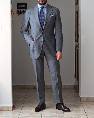 С чем носить темно-коричневые носки в 30 лет мужчине в деловом стиле: Лук из серого костюма и темно-коричневых носков смотрится привлекательно и интересно. Хотел бы добавить в этот образ толику строгости? Тогда в качестве обуви к этому луку, стоит обратить внимание на темно-пурпурные кожаные оксфорды.